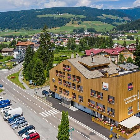 Hotel Dolomiten Dobbiaco Exterior foto