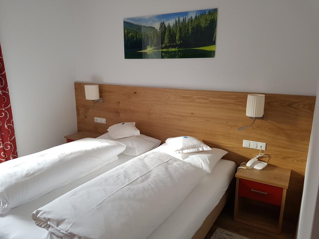 Hotel Dolomiten Dobbiaco Exterior foto